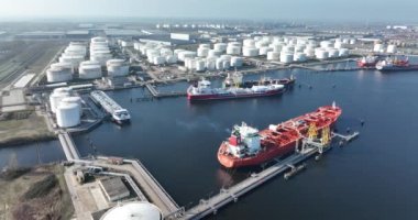 Amsterdam Westelijk Havengebied, 5 Mart 2022, Hollanda. Amsterdam 'ın doğu limanı Evos Amsterdam petrokimya depolama merkezi siloları ve dağıtım tankeri gemileri.