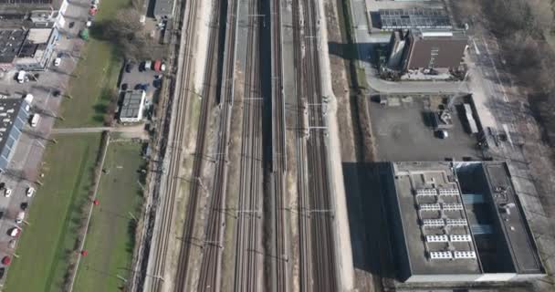 Estação ferroviária infra-estrutura de transporte estação de trem metro em Amsterdã Sloterdijk, Holanda. Aviação da plataforma de trânsito urbano da rodovia e do horizonte dos edifícios de escritórios. — Vídeo de Stock