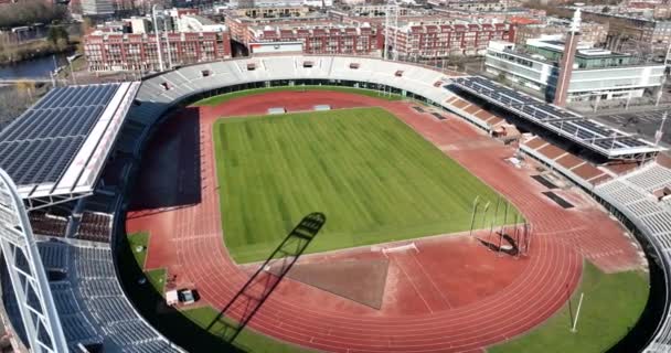 Amsterdam, 6. března 2022, Olympijský stadion Aréna výstavba hřiště v Amsterdamu, Nizozemsko. Starý retro stadion v Amsterdamu Zuid. Přehled leteckých dronů. — Stock video
