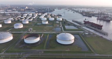 Ticari petrokimyasal petrol yakıt deposu ham enerji siloları büyük sanayi limanında. Hollanda, Amsterdam limanında büyük miktarda sıvı hava aracı görüntüsü var..