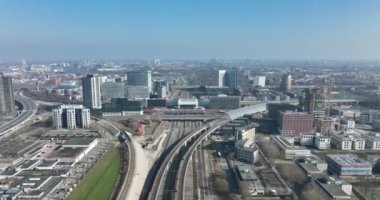 Amsterdam Sloterdijk, Hollanda 'daki tren istasyonu ulaşım altyapısı metro istasyonu. Anayol kentsel geçiş platformu ve ofis binaları silueti.
