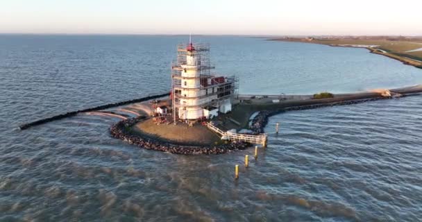 Vista aérea del Paard van Marken al amanecer faro monumento histórico tradicional en la isla de Marken en los Países Bajos. Pequeño pueblo pesquero en Europa. — Vídeos de Stock