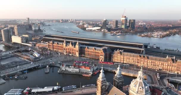 Amsterdam centrum centralstation landmärke i Nederländerna. Historiska europeiska stadspanoramas huvudgator kanaler hus infrastruktur och arkitektur. — Stockvideo