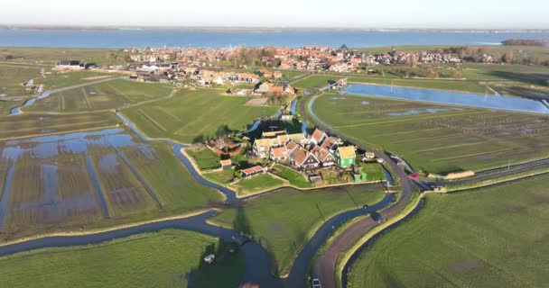 Marken gamla historiska karakteristiska pittoreska fiskeby turistiska syn ser staden på en liten halvö på den tidigare Zuiderzee i Noord Holland nära Amsterdam och Volendam i Nederländerna. — Stockvideo