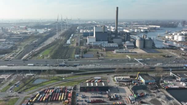 Industrial fábricas de contêineres zona e empresas em Amsterdã Westhaven, Holanda, Europa. Estrada de tráfego e trilhas de trem logística e porto. — Vídeo de Stock