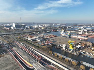 Amsterdam Westhaven, 2 Mart 2022, Hollanda. Endüstriyel bölgede bir geminin nakliyesi, liman, toplu taşıyıcılar, yükleme, ağır makine endüstrisi fabrikaları ve işletmeler.