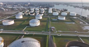 Ticari petrokimyasal petrol yakıt deposu ham enerji siloları büyük sanayi limanında. Hollanda, Amsterdam limanında büyük miktarda sıvı hava aracı görüntüsü var..