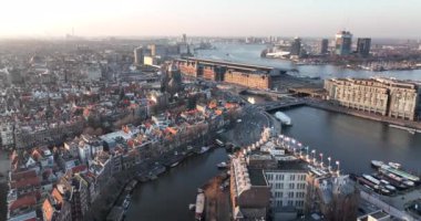Amsterdam şehir merkezi merkezi merkezi. Hollanda 'nın merkezi. Tarihsel Avrupa kentsel panoramik başkent sokaklarında kanallar altyapı ve mimariye ev sahipliği yapıyor.