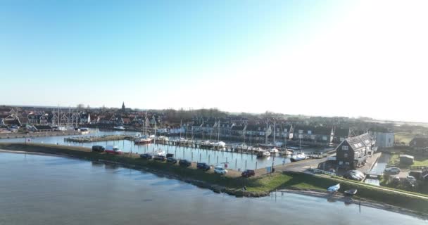 Porto de Marken antiga característica histórica pitoresca vila piscatória turística vista cidade em uma pequena península em Noord Holanda perto de Amsterdã e Volendam, nos Países Baixos. — Vídeo de Stock