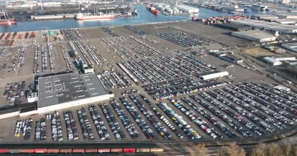 Amsterdam Westhaven, le 2 mars 2022, Pays-Bas. Aérien d'un terminal automobile aire de chargement de stationnement prêt à être distribué dans le port industriel. — Video