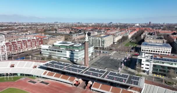 Ámsterdam, 6 de marzo de 2022, estadio olímpico Arena construcción de parques infantiles en la ciudad de Ámsterdam, Países Bajos. Antiguo estadio vintage en Amsterdam Zuid. Descripción general del dron aéreo. — Vídeos de Stock