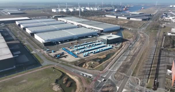 Amsterdam Westelijk Havengebied, 5 maart 2022, logistiek depot voor supply chain distributie. Luchtdrone weergave van een commercieel magazijn levering vrachtwagens distribting merchandise. — Stockvideo