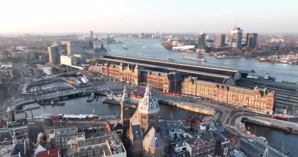 Amsterdam centro città punto di riferimento della stazione centrale nei Paesi Bassi. Storico europeo urbano panoramico strade principali canali case infrastrutture e architettura. — Video Stock