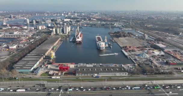 Amsterdam Westhaven, 2 марта 2022, Нидерланды. Грузовые погрузки судов в индустриальную зону, гавань, насыпные транспортеры, лаодирование, промышленные заводы тяжелого машиностроения и предприятия. — стоковое видео