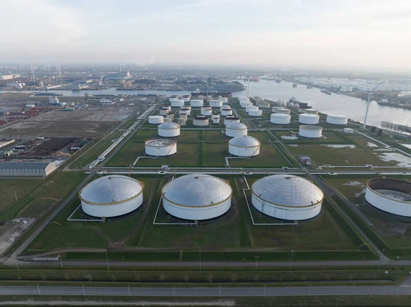 ウェストポート商業石油化学石油ガス燃料貯蔵大規模な工業用ハブの原油エネルギーサイロターミナル。アムステルダム、オランダの港での液体無人偵察機のビューの巨大なストレージ. — ストック写真