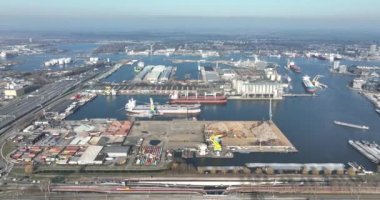 Amsterdam Westhaven, 2 Mart 2022, Hollanda. Endüstriyel bölgede bir geminin nakliyesi, liman, toplu taşıyıcılar, yükleme, ağır makine endüstrisi fabrikaları ve işletmeler.