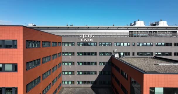 アムステルダム、 2022年3月6日、オランダ。Ciscoソフトウェア通信ハードウェアおよび情報技術ネットワークプロバイダ企業ロゴ。オフィスビルのファサードとロゴの空中ビュー. — ストック動画