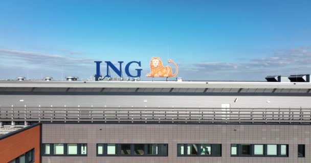 Amsterdam, 6 marzo 2022, Paesi Bassi. ING ufficio internazionale delle principali banche finanziarie commerciali e logo su una facciata di un edificio per uffici. Vista aerea drone — Video Stock