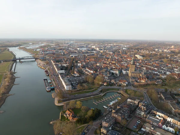 Zutphen en de IJssel, treinstations en gebouwen oude historische binnenstad in Nederland, Gelderland, Europa. Nederland — Stockfoto