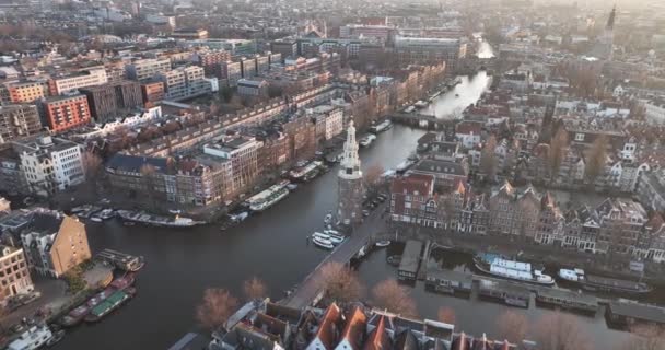 Montelbaanstoren Amsterdam városi csatornák Aerial city view at golden hour sunset. Történelmi belváros. Idegenforgalmi látványosság. Régi torony templom. — Stock videók