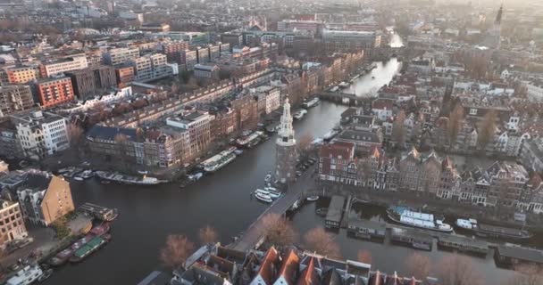 Montelbaanstoren Amsterdam městských kanálů Letecký výhled na město při západu slunce zlaté hodiny. Historické centrum města. Fasády turistických památek. Starý věž kostel. — Stock video