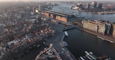 Amsterdam şehir merkezi merkezi merkezi. Hollanda 'nın merkezi. Tarihsel Avrupa kentsel panoramik başkent sokaklarında kanallar altyapı ve mimariye ev sahipliği yapıyor.