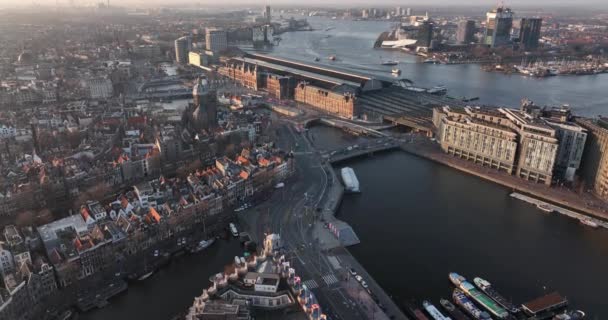Amszterdam belvárosának központja központi állomás mérföldkő Hollandia. Történelmi európai városi panoráma főváros utcák csatornák házak infrastruktúra és építészet. — Stock videók