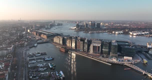 Amsterdam, 10 maart 2022, Nederland. Oosterdok in het centrum van Amsterdam, skyline gebouwen langs de waterweg Ij. — Stockvideo