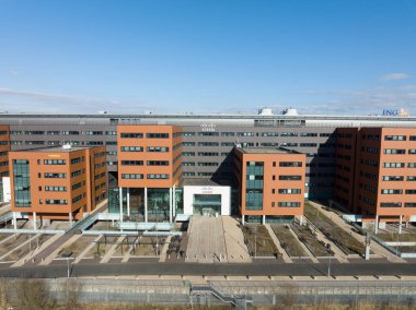 Amsterdam, 6 Mart 2022, Hollanda. Cisco yazılım iletişim donanımı ve bilgi teknolojisi ağ sağlayıcısı şirket logosu. Ofis binasının ön cephesi ve logosu..
