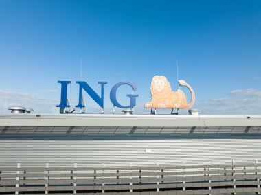 Amsterdam, 6 Mart 2022, Hollanda. ING Uluslararası Ticaret Bankası Finans Kurumu Ofisi ve bir ofis binasının ön cephesinde logo. Hava aracı görünümü