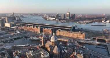 Amsterdam şehir merkezi merkezi merkezi. Hollanda 'nın merkezi. Tarihsel Avrupa kentsel panoramik başkent sokaklarında kanallar altyapı ve mimariye ev sahipliği yapıyor.