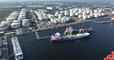 Amsterdam Westelijk Havengebied, 5 Mart 2022, Hollanda. Amsterdam 'ın doğu limanı Evos Amsterdam petrokimya depolama merkezi siloları ve dağıtım tankeri gemileri.