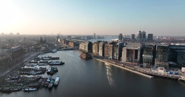 アムステルダム、 2022年3月10日、オランダ。アムステルダム市内中心部のダウンタウンにあるOsterdok 、水路Ijに沿って都市スカイラインファサードの建物. — ストック動画