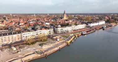 Zutphen ve Ijsel nehri, tren istasyonları ve binalar Hollanda, Gelderland, Avrupa 'daki eski tarihi şehir merkezi. Hollanda