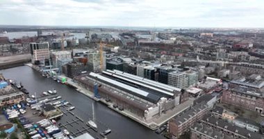 Amsterdam, 6 Mart 2022, Hollanda. Modern apartman sitesi Oostenburg, şehir merkezi. Lj boyunca Oostelijke Eilanden.