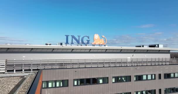 Ámsterdam, 6 de marzo de 2022, Países Bajos. ING internacional comercial importante banco financiera institución oficina y logotipo en una fachada de edificio de oficinas. Vista aérea del dron — Vídeos de Stock