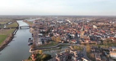 Zutphen ve Ijsel nehri, tren istasyonları ve binalar Hollanda, Gelderland, Avrupa 'daki eski tarihi şehir merkezi. Hollanda