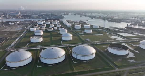 Comercial petroquímica gás combustível armazenamento de energia bruta silos terminal em grande porto industrial. Grande armazenamento de drones aéreos líquidos no porto de Amsterdã, Países Baixos. — Vídeo de Stock