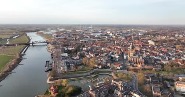 Zutphen a řeka Ijsel, vlakové nádraží obchody a budovy kostel staré historické centrum města v Nizozemsku, Gelderland, Evropa. Holandsko — Stock video