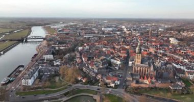 Zutphen ve Ijsel nehri, tren istasyonları ve binalar Hollanda, Gelderland, Avrupa 'daki eski tarihi şehir merkezi. Hollanda