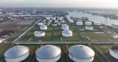 Ticari petrokimyasal petrol yakıt deposu ham enerji siloları büyük sanayi limanında. Hollanda, Amsterdam limanında büyük miktarda sıvı hava aracı görüntüsü var..