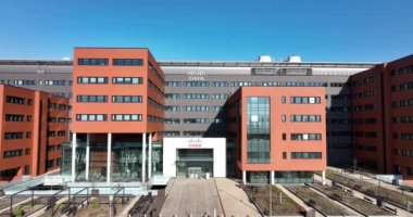 Amsterdam, 6 Mart 2022, Hollanda. Cisco yazılım iletişim donanımı ve bilgi teknolojisi ağ sağlayıcısı şirket logosu. Ofis binasının ön cephesi ve logosu..
