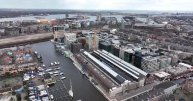 Amsterdam, 6 Mart 2022, Hollanda. Modern apartman sitesi Oostenburg, şehir merkezi. Lj boyunca Oostelijke Eilanden.