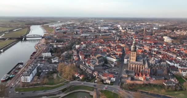 Zutphen és az Ijsel folyó, vasútállomás üzletek és épületek templom régi történelmi belváros Hollandiában, Gelderland, Európa. Egyesült Királyság — Stock videók