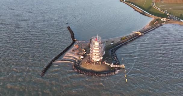 Flygfoto över Paard van Marken vid soluppgången traditionella historiska landmärke monument ljus hus på stranden av ön Marken i Nederländerna. Liten fiskeby i Europa. — Stockvideo