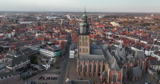 Zutphen och floden Ijsel, tågstationen butiker och byggnader kyrka gamla historiska centrum i Nederländerna, Gelderland, Europa. Nederländerna — Stockvideo