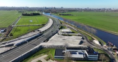 Amsterdam, 27. Fabruary 2022, Hollanda. Yakıt yakıtını ve benzin istasyonunu boşaltın. Trafiğin olduğu bir yol boyunca. Otomobil için petrol işinin yakıtının doldurulması.