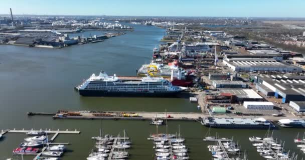 Амстердам, 19 березня 2022 року, Нідерланди. Damen shiprepair nautical dock - судноремонтна верф для морського ремонту. Повітряний дрон. — стокове відео