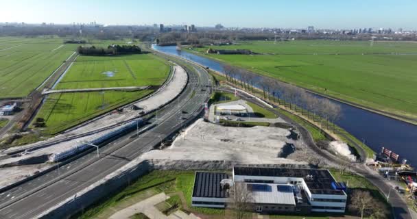 Amesterdão, 27 de Fabruary 2022, Países Baixos. Shell combustível diesel e estação de energia a gás. Ao longo de uma estrada com trânsito. Reabastecimento de petróleo para automóveis. — Vídeo de Stock