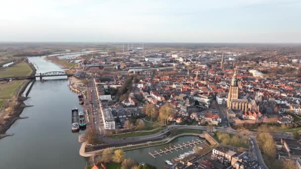 Zutphen és az Ijsel folyó, vasútállomás üzletek és épületek templom régi történelmi belváros Hollandiában, Gelderland, Európa. Egyesült Királyság — Stock videók